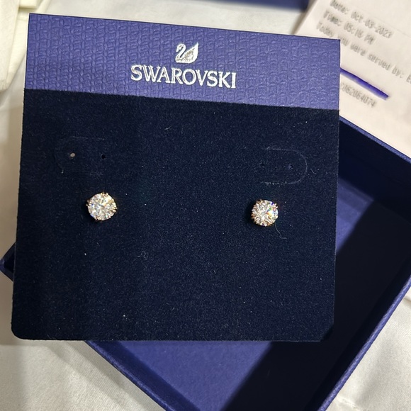 Swarovski Stilla rose gold stud earrings - Picture 4 of 9
